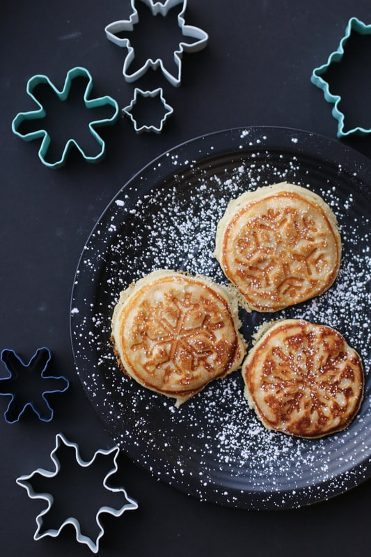 http://www.snowflakesandcoffeecakes.com/uploads/4/9/7/7/497710/snowflake-pancakes-2_orig.jpg
